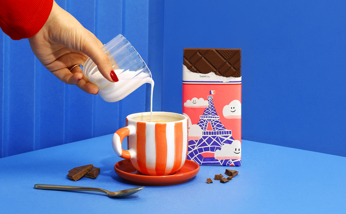 Tablette chocolat au lait Tour Eiffel nuages - lifestyle
